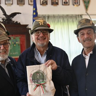 Il neo presidente della Sezione Ana di Asti Giorgio Gianuzzi (a sinistra) e il vice presidente vicario Francesco Marzo (a destra) consegnano il regalo degli amici Alpini al past presidente Fabrizio Pighin (al centro) - Ph. Roberto Signorini