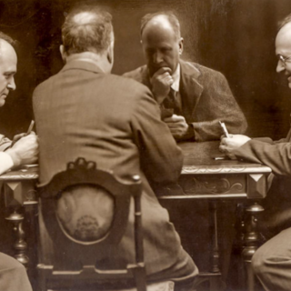 Fotomontaggio con autoritratti di Arturo Rocca che gioca a carte con se stesso