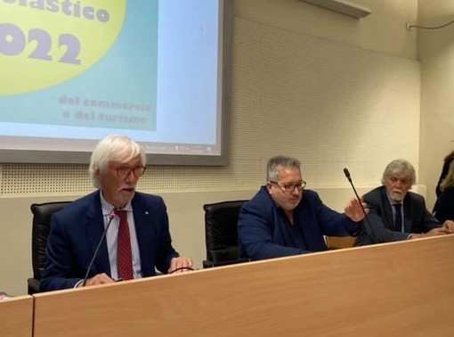 Nella foto, da sinistra a destra: Fenoglio, Calella e il direttore di Confcommercio Claudio Bruno