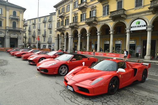 Portacomaro, il rombo di 41 Ferrari per onorare la memoria di Papa Francesco