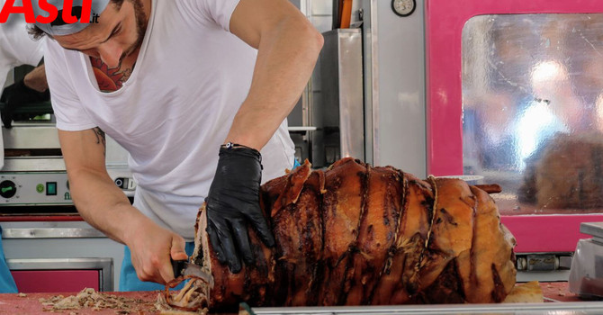 L'immancabile porchetta dalla Fiera Carolingia (MerfePhoto)