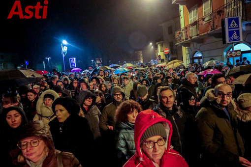 Folla per Zoe alla fiaccolata di Nizza Folla per Zoe alla fiaccolata di Nizza