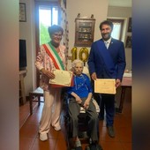 La signora Aurelia con la vicesindaca di Nizza Ausilia Quaglia e il presidente della Provincia e sindaco di Nizza Monferrato Simone Nosenzo