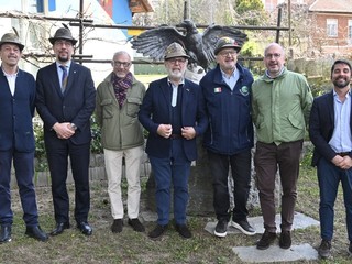 l gruppo di autorità convenute per la festa al past presidente dell’ANA di Asti Fabrizio Pighin - Ph. Roberto Signorini