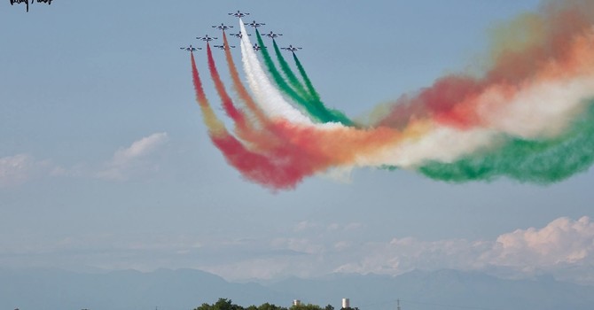 Buon anniversario al nostro Tricolore con le prodezze aeree delle Frecce (foto di Valerio Minato)