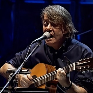 Fabrizio De André ritratto durante un concerto nel 1998 (Wikipedia)