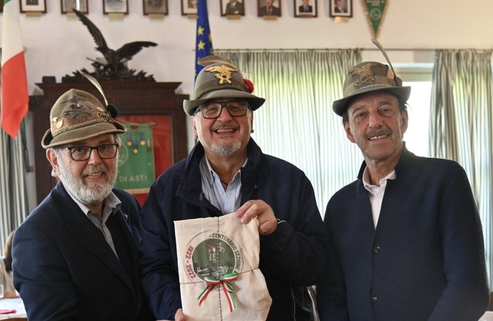 Il neo presidente della Sezione Ana di Asti Giorgio Gianuzzi (a sinistra) e il vice presidente vicario Francesco Marzo (a destra) consegnano il regalo degli amici Alpini al past presidente Fabrizio Pighin (al centro) - Ph. Roberto Signorini