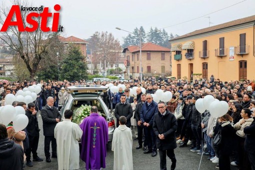 La folla ai funerali di Matilde La folla ai funerali di Matilde