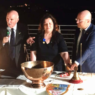 Il tocco della campana unisce Nizza e Canelli, Giacomo Massimelli guida il nuovo anno dei Lions