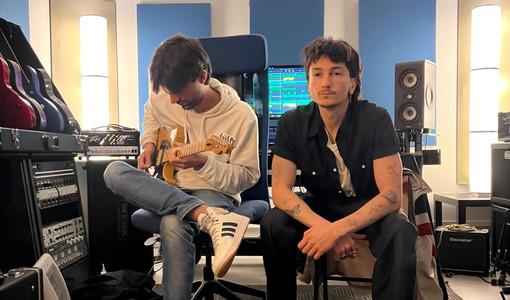 Nella foto Nicolò (a sinistra, con la chitarra) e Sebastiano