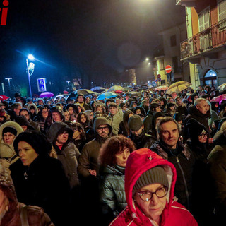 Folla per Zoe alla fiaccolata di Nizza