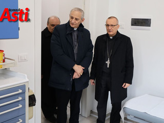 Il cardinal Biffi e il vescovo Prastaro durante la visita all'ambulatorio il giorno dell'inaugurazione (ph. Merfephoto - Efrem Zanchettin)