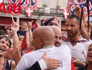 L'abbraccio festante di rettore e fantino in piazza San Secondo (MerfePhoto)