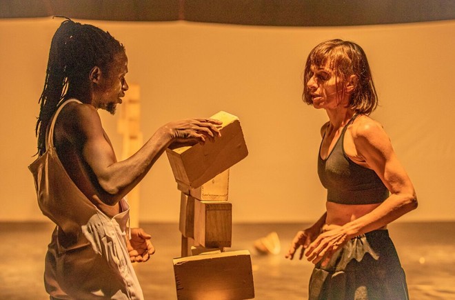 Il corpo che ricompone il mondo e i clown che svelano la verità: gran finale di AstiTeatro Il corpo che ricompone il mondo e i clown che svelano la verità: gran finale di AstiTeatro