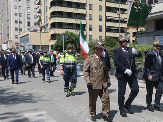 Il generale astigiano Marco Manzone sfilerà anche quest’anno al fianco del vessillo della Sezione di Asti (Ph. Giorgio Gianuzzi)