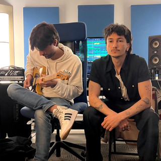 Nella foto Nicolò (a sinistra, con la chitarra) e Sebastiano