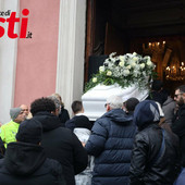 "Zoe significa vita, la violenza non cancelli l'amore": l'addio tra le lacrime a un fiore strappato troppo presto [ARTICOLO IN AGGIORNAMENTO]