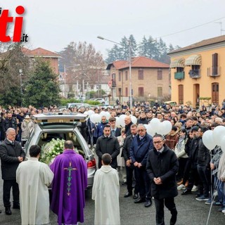 La folla ai funerali di Matilde