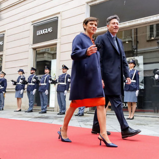 Il questore Marina Di Donato e il prefetto Claudio Ventrice ritratti mentre passano in rassegna il picchetto d'onore in occasione di una precedente festa della Polizia (ph. Merfephoto - Efrem Zanchettin)