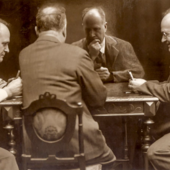 Fotomontaggio con autoritratti di Arturo Rocca che gioca a carte con se stesso