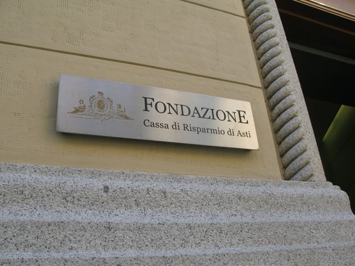 L'insegna sulla facciata del palazzo sede della Fondazione Cassa di Risparmio di Asti