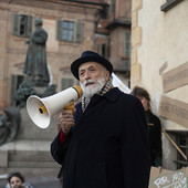 Carlin Petrini, qui ritratto durante un "Fridays for future" promosso dagli studenti di Pollenzo di fronte al municipio di Bra Carlin Petrini, qui ritratto durante un "Fridays for future" promosso dagli studenti di Pollenzo di fronte al municipio di Bra