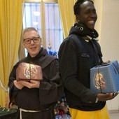 Fra Mauro Battaglino con i suoi pandori e panettoni solidali Fra Mauro Battaglino con i suoi pandori e panettoni solidali