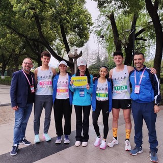 Il gruppo astigiano a Wuhan, da sinistra a destra: Fabio Carlevaro, Michele Aimo, Gaia Spinella, la giovane rappresentante della maratona universitaria, Isabella Caposieno, Andrea Bortolato, Riccardo Frati