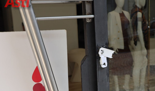 La spaccata al negozio Imagine La spaccata al negozio Imagine