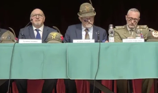 Fabrizio Pighi (il primo da sinistra) tra il presidente Favero (al centro) e il gen. Vezzoli Fabrizio Pighi (il primo da sinistra) tra il presidente Favero (al centro) e il gen. Vezzoli