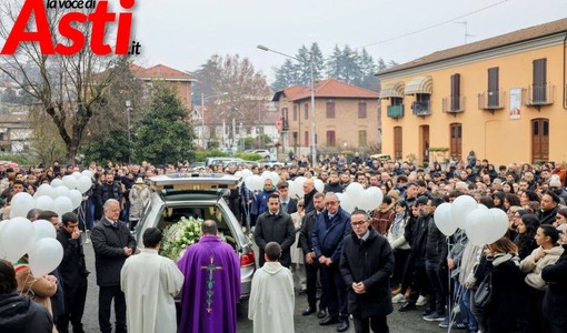 La folla ai funerali di Matilde