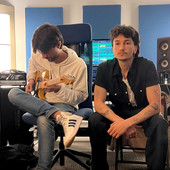 Nella foto Nicolò (a sinistra, con la chitarra) e Sebastiano