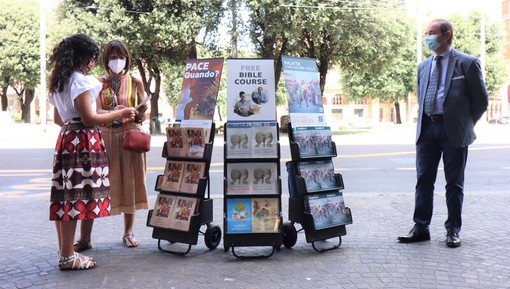Dopo 2 anni di pandemia, anche ad Asti, i Testimoni di Geova tornano 'in strada' per contattare le persone