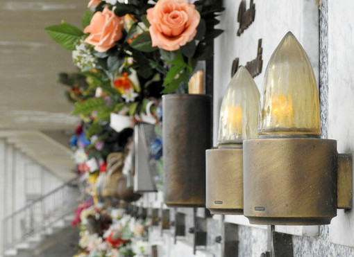 Asti, modificato il pagamento dell’illuminazione votiva nei cimiteri comunali
