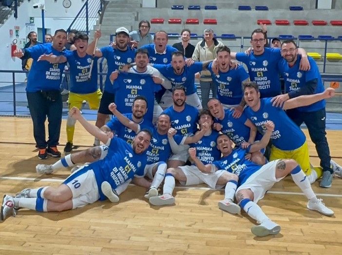 La gioia del team dopo la meritata promozione