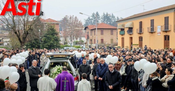La folla ai funerali di Matilde La folla ai funerali di Matilde