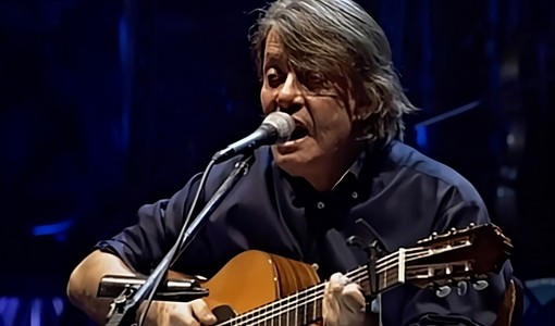 Fabrizio De André ritratto durante un concerto nel 1998 (Wikipedia)