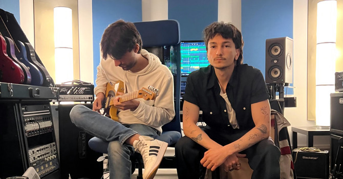 Nella foto Nicolò (a sinistra, con la chitarra) e Sebastiano
