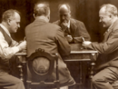 Fotomontaggio con autoritratti di Arturo Rocca che gioca a carte con se stesso Fotomontaggio con autoritratti di Arturo Rocca che gioca a carte con se stesso