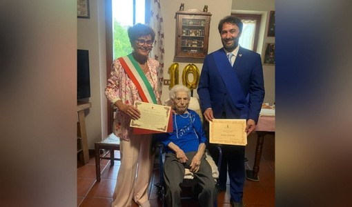 La signora Aurelia con la vicesindaca di Nizza Ausilia Quaglia e il presidente della Provincia e sindaco di Nizza Monferrato Simone Nosenzo La signora Aurelia con la vicesindaca di Nizza Ausilia Quaglia e il presidente della Provincia e sindaco di Nizza Monferrato Simone Nosenzo