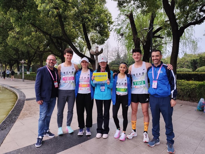 Il gruppo astigiano a Wuhan, da sinistra a destra: Fabio Carlevaro, Michele Aimo, Gaia Spinella, la giovane rappresentante della maratona universitaria, Isabella Caposieno, Andrea Bortolato, Riccardo Frati