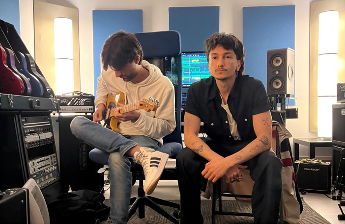 Nella foto Nicolò (a sinistra, con la chitarra) e Sebastiano