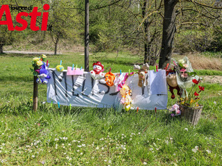 Lo striscione è stato posizionato sul luogo dell'incidente mortale (ph. Merfephoto - Efrem Zanchettin)