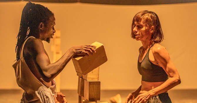 Il corpo che ricompone il mondo e i clown che svelano la verità: gran finale di AstiTeatro Il corpo che ricompone il mondo e i clown che svelano la verità: gran finale di AstiTeatro