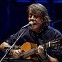 Fabrizio De André ritratto durante un concerto nel 1998 (Wikipedia) Fabrizio De André ritratto durante un concerto nel 1998 (Wikipedia)