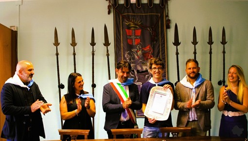 Il giovane neo laureato ricevuto in Municipio