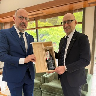 Rasero e l'ambasciatore con una Magnum di Moscato d'Asti