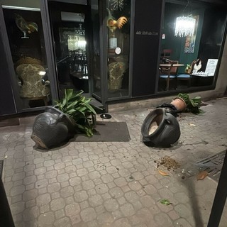 Le fioriere  all'esterno del locale &quot;La gallina vecchia&quot; di corso Dante (Ph. Facebook)