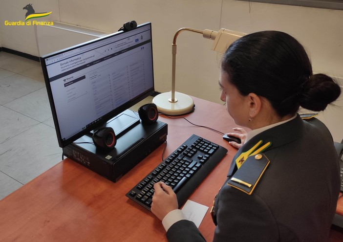 Raggirava anziani clienti: promotore ai domiciliari per una frode milionaria