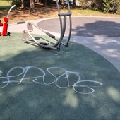 La piattaforma del parco Divisione Acqui di via Marello vandalizzata da graffiti
